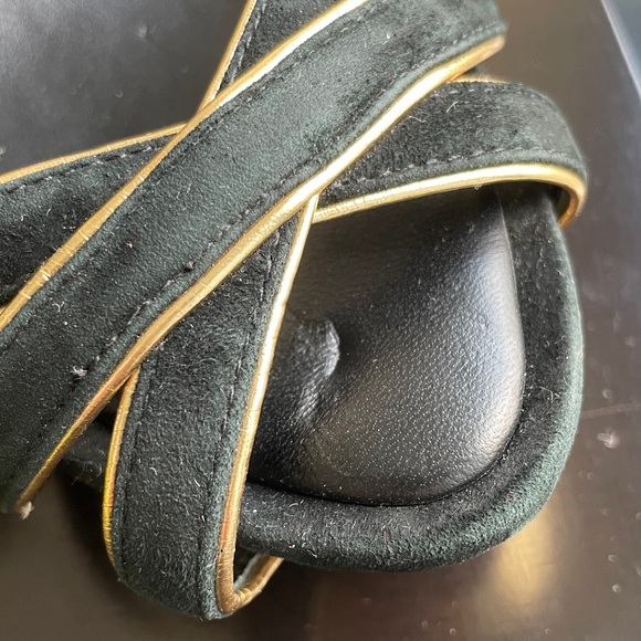 NEW - BCBGMAXMAZRIA BLACK & Gold Shoes - Picture 8 of 9